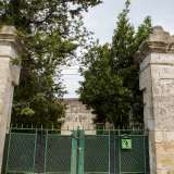 Il fabbricato, in abbandono, � chiuso da un muro di cinta e da un cancello. Oltre i massicci pilastri in pietra che segnano l�ingresso riusciamo per� a scorgere una serie di locali e depositi al piano terra che affacciano su una corte interna